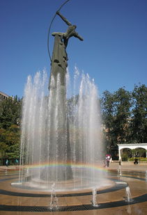 誰持彩虹舞噴泉,時間地點和光線